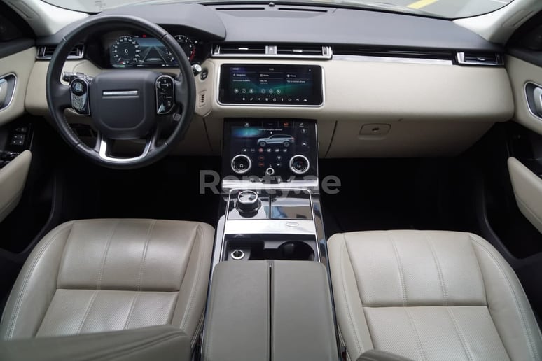Range Rover Velar (Черный), 2019 для аренды в Шарджа