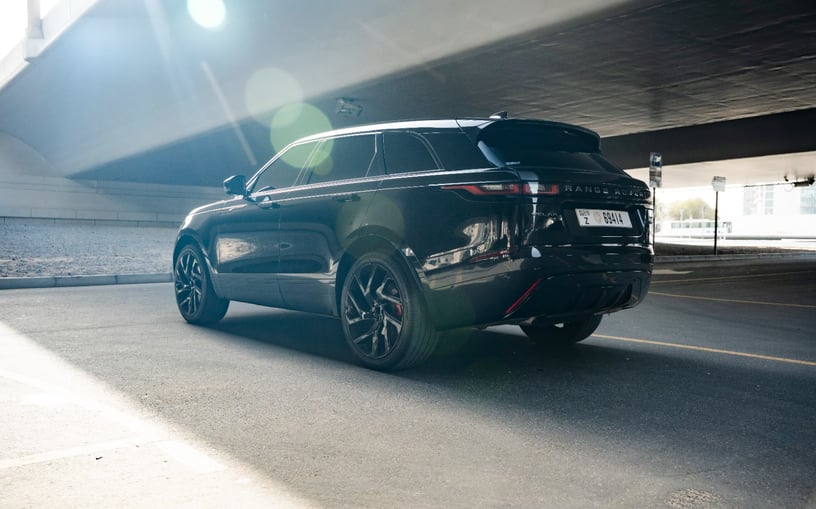 Res&uuml;'l-Hayme'de kiralık Range Rover Velar (Siyah), 2021