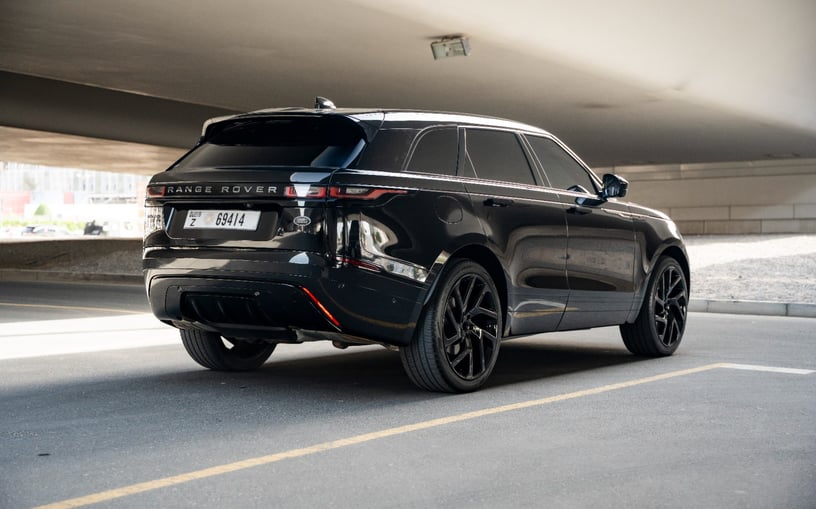 Res&uuml;'l-Hayme'de kiralık Range Rover Velar (Siyah), 2021