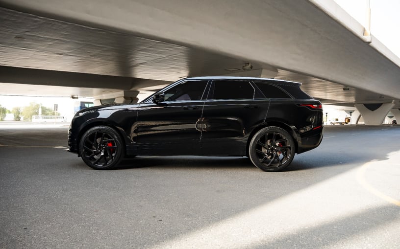 Res&uuml;'l-Hayme'de kiralık Range Rover Velar (Siyah), 2021