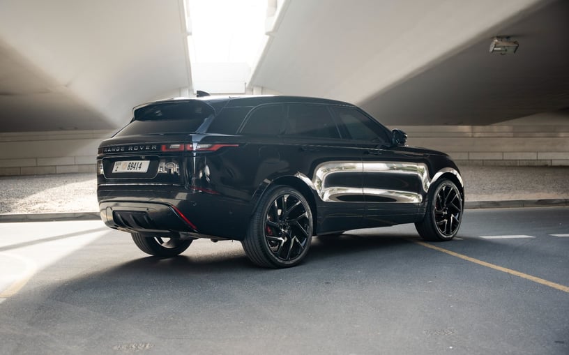 Res&uuml;'l-Hayme'de kiralık Range Rover Velar (Siyah), 2021