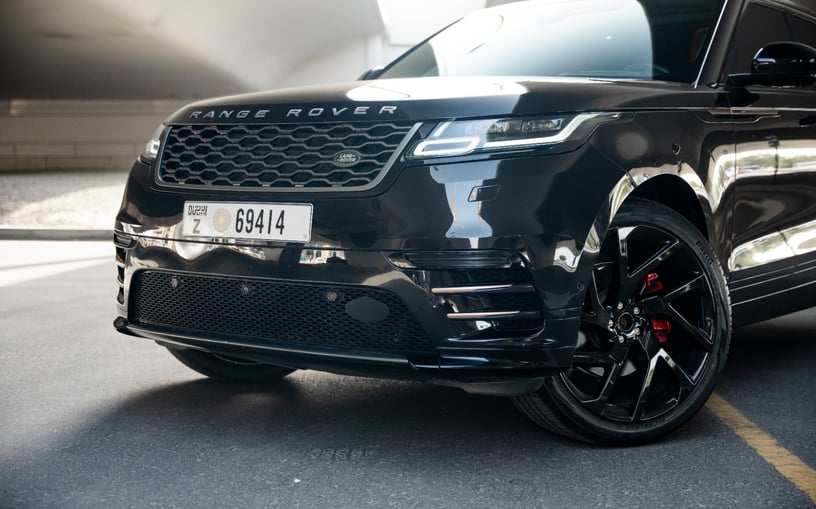 Res&uuml;'l-Hayme'de kiralık Range Rover Velar (Siyah), 2021