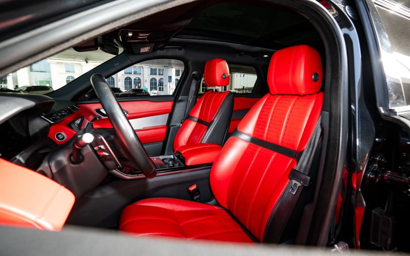 Res&uuml;'l-Hayme'de kiralık Range Rover Velar (Siyah), 2021