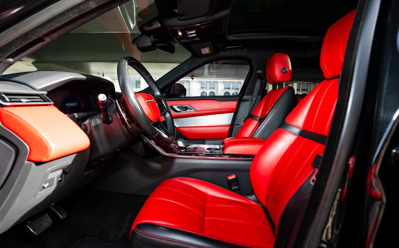 Res&uuml;'l-Hayme'de kiralık Range Rover Velar (Siyah), 2021