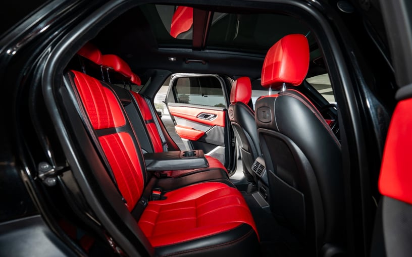 Res&uuml;'l-Hayme'de kiralık Range Rover Velar (Siyah), 2021