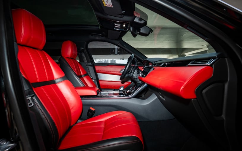 Res&uuml;'l-Hayme'de kiralık Range Rover Velar (Siyah), 2021