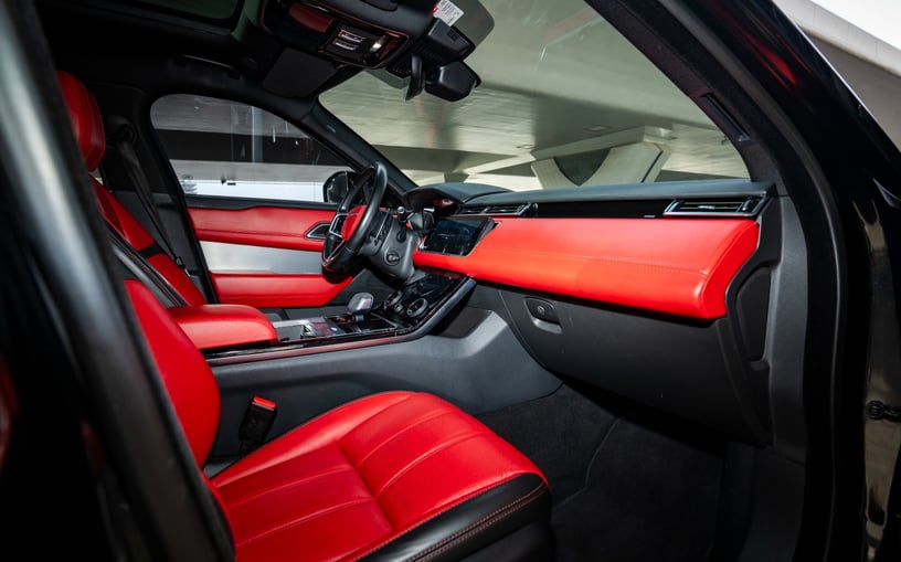 Res&uuml;'l-Hayme'de kiralık Range Rover Velar (Siyah), 2021