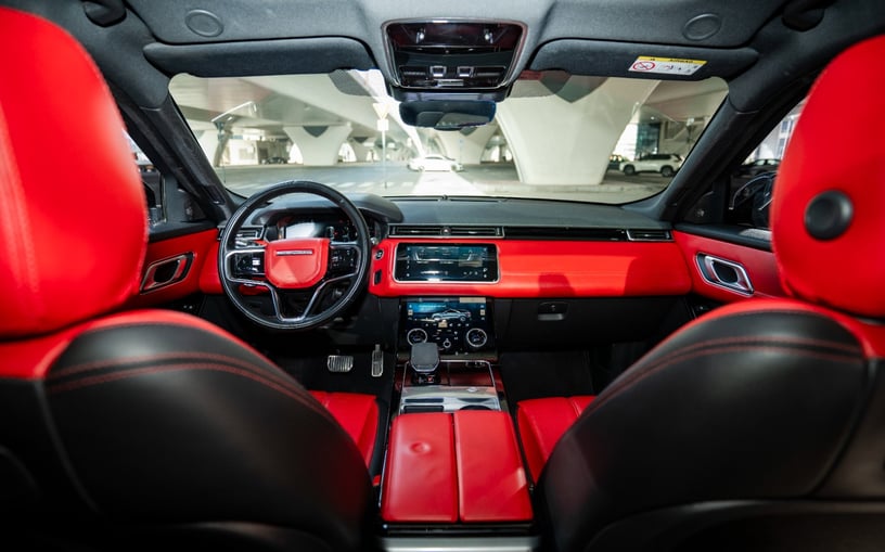 Res&uuml;'l-Hayme'de kiralık Range Rover Velar (Siyah), 2021