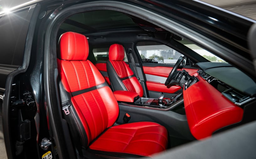 Res&uuml;'l-Hayme'de kiralık Range Rover Velar (Siyah), 2021