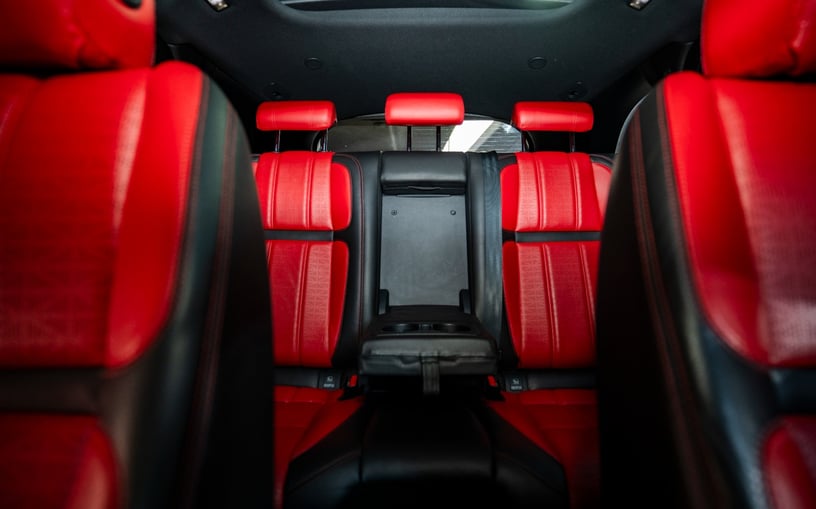 Res&uuml;'l-Hayme'de kiralık Range Rover Velar (Siyah), 2021