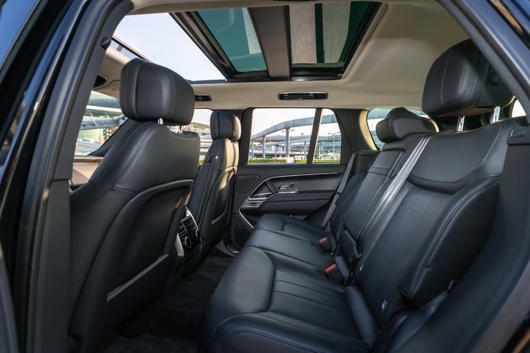 Range Rover Vogue HSE (Negro), 2023 para alquiler en Dubai 6