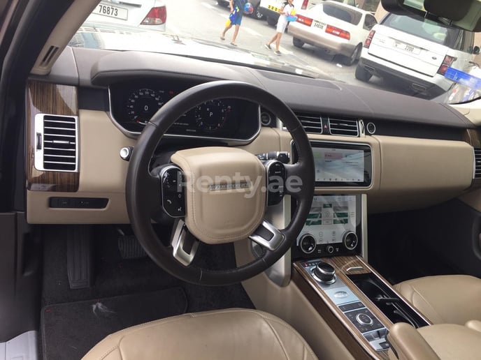 Range Rover Vogue (Negro), 2019 para alquiler en Dub&aacute;i
