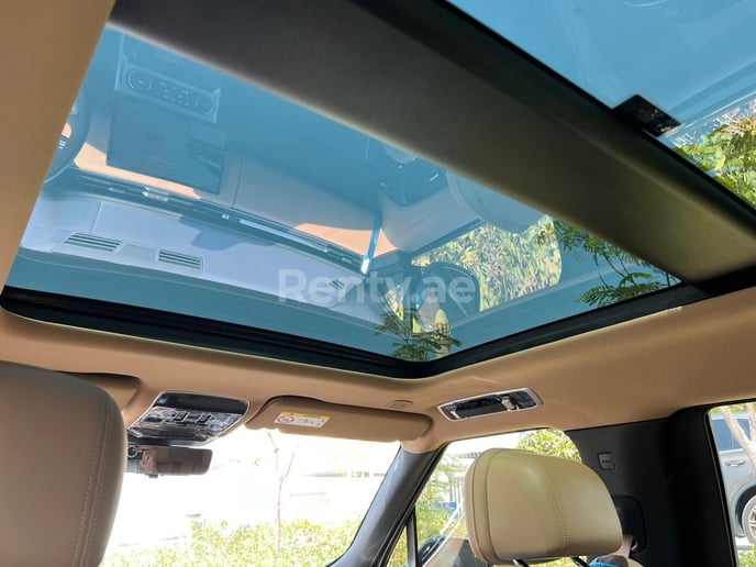 Range Rover Vogue (Nero), 2022 in affitto a Sharjah