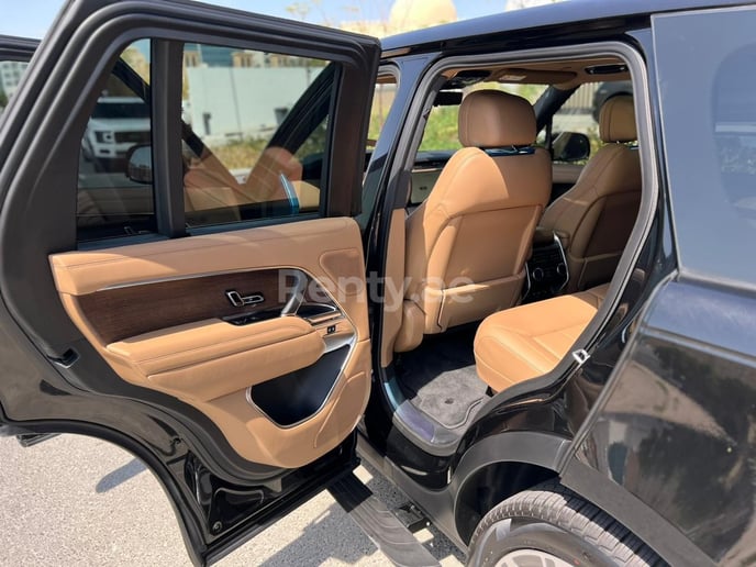 Range Rover Vogue (Nero), 2022 in affitto a Sharjah