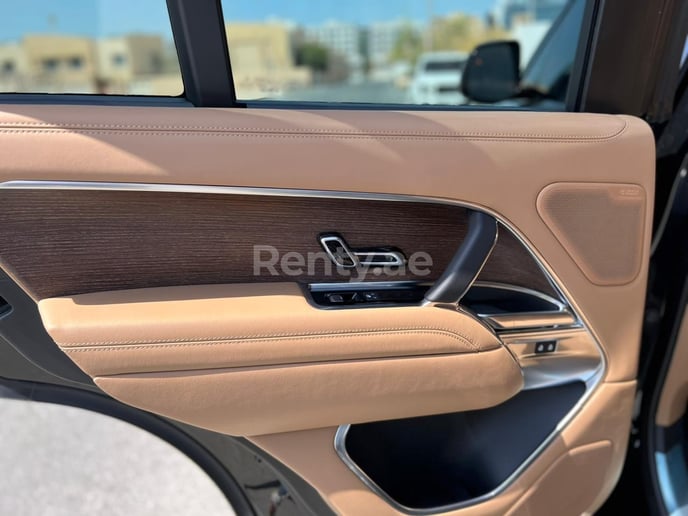 Range Rover Vogue (Nero), 2022 in affitto a Sharjah