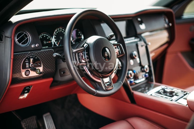 إيجار رولز رويس كولينان Black Badge (أسود), 2021 في دبي