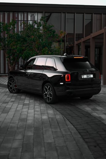 在迪拜 租 劳斯莱斯库里南 Black Badge (黑色), 2021