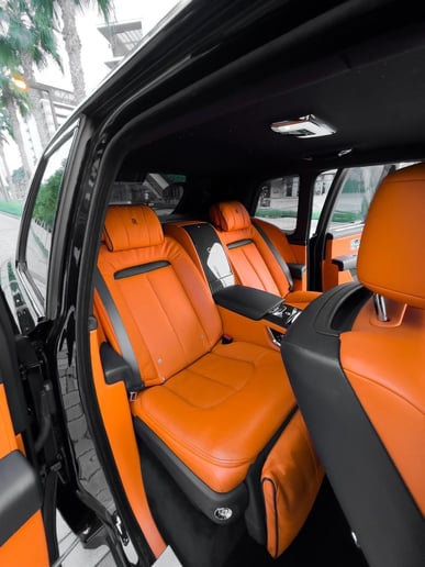 在迪拜 租 劳斯莱斯库里南 Black Badge (黑色), 2021