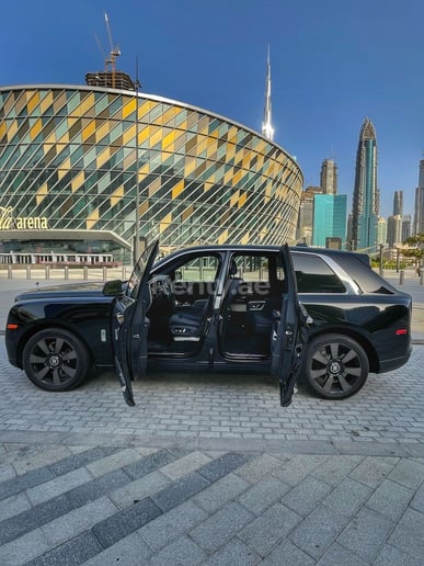 إيجار رولز رويس كولينان (أسود), 2021 في دبي