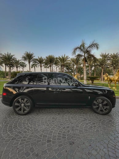 Rolls Royce Cullinan (Negro), 2021 para alquiler en Dub&aacute;i