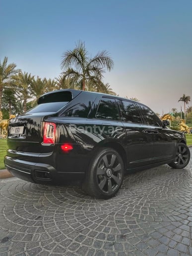 Rolls Royce Cullinan (Negro), 2021 para alquiler en Dub&aacute;i