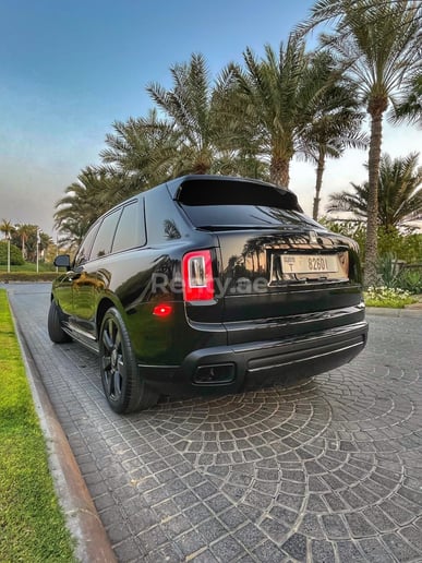 Rolls Royce Cullinan (Negro), 2021 para alquiler en Dub&aacute;i