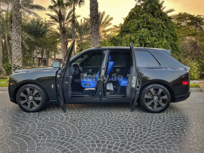 Rolls Royce Cullinan (Negro), 2021 para alquiler en Dub&aacute;i