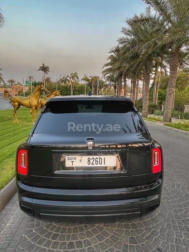 Rolls Royce Cullinan (Negro), 2021 para alquiler en Dub&aacute;i
