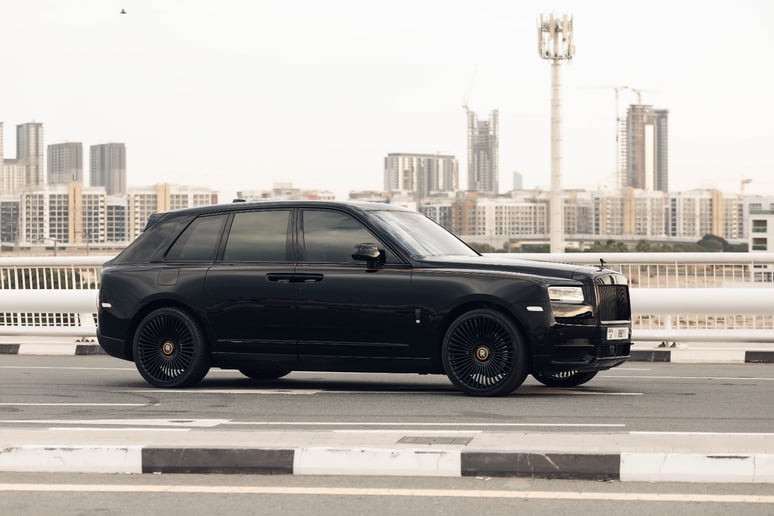 Rolls Royce Cullinan (Schwarz), 2020  zur Miete in Sharjah