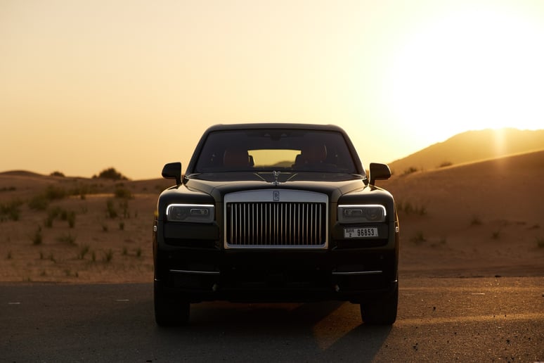 تأجير كل ساعة Rolls Royce Cullinan (أسود), 2023 - كل ساعة في دبي 0