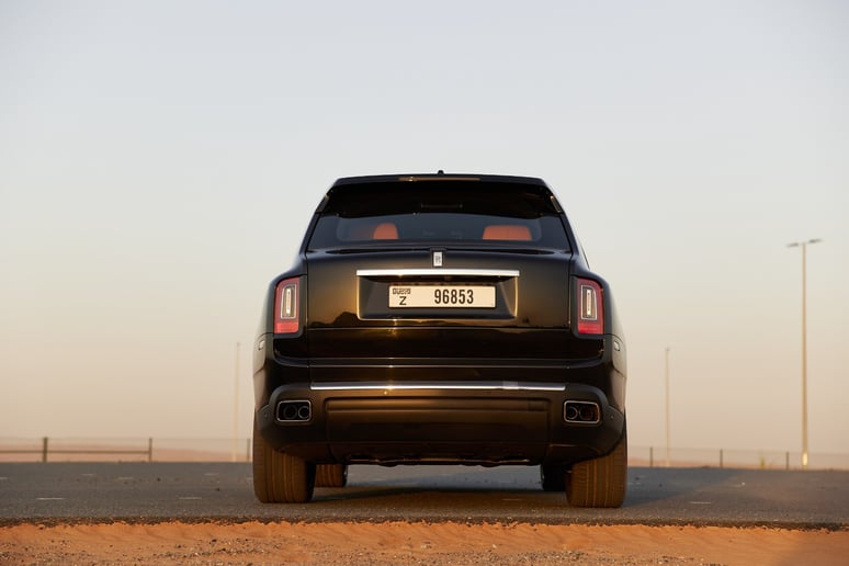 Rolls Royce Cullinan (Negro), 2023 - cada hora alquiler por horas en Dubai 2