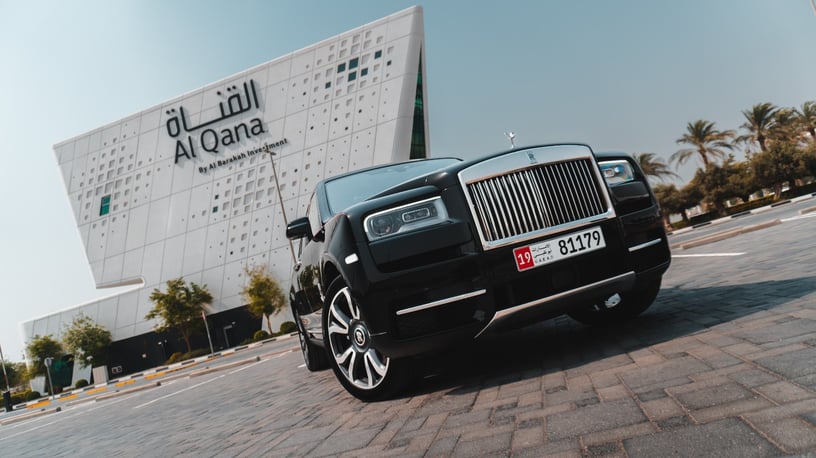 Abu Dabi'de kiralık Rolls Royce Cullinan (Siyah), 2023