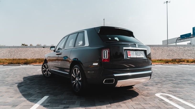 Abu Dabi'de kiralık Rolls Royce Cullinan (Siyah), 2023