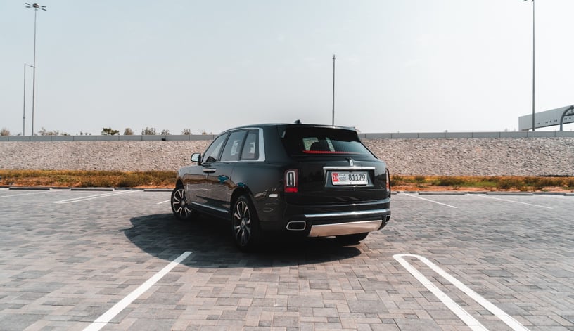 Abu Dabi'de kiralık Rolls Royce Cullinan (Siyah), 2023