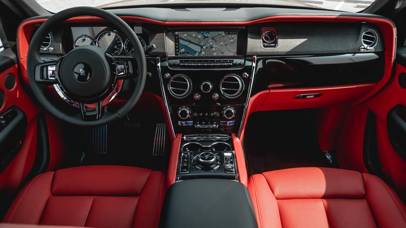 Abu Dabi'de kiralık Rolls Royce Cullinan (Siyah), 2023