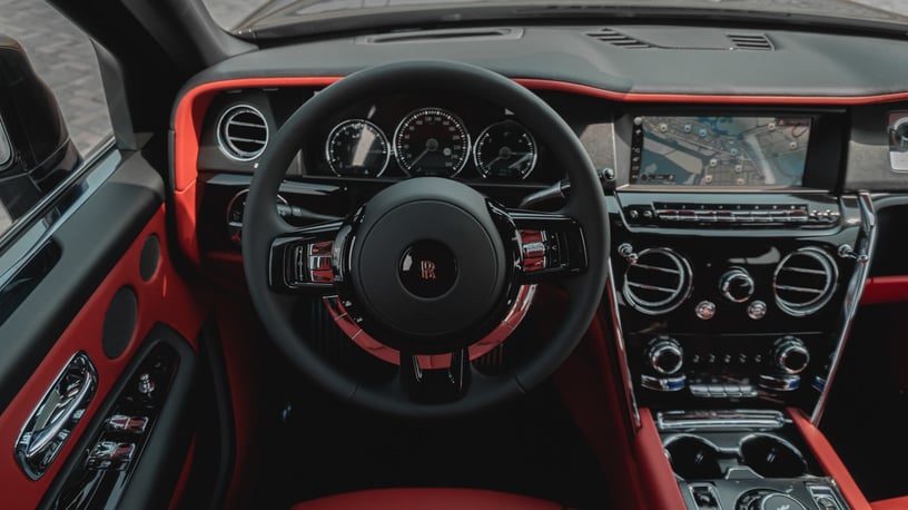 Abu Dabi'de kiralık Rolls Royce Cullinan (Siyah), 2023
