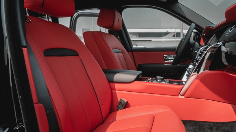 Abu Dabi'de kiralık Rolls Royce Cullinan (Siyah), 2023