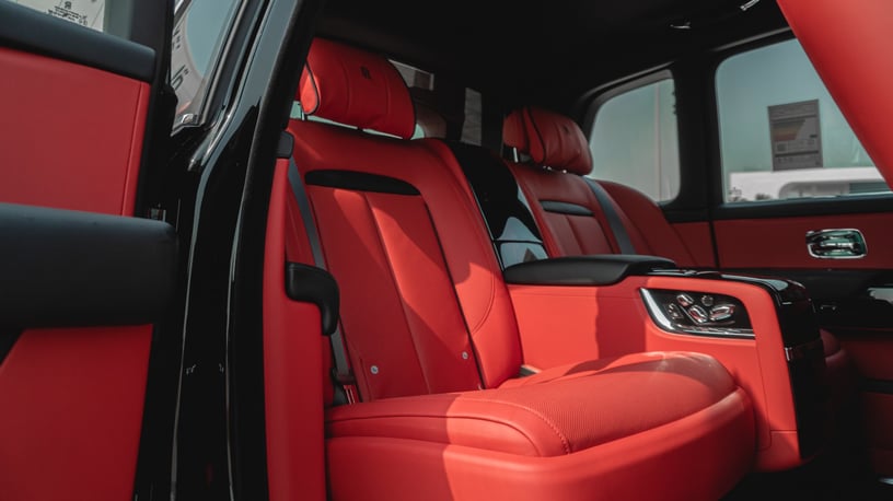 Abu Dabi'de kiralık Rolls Royce Cullinan (Siyah), 2023