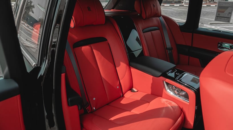 Abu Dabi'de kiralık Rolls Royce Cullinan (Siyah), 2023