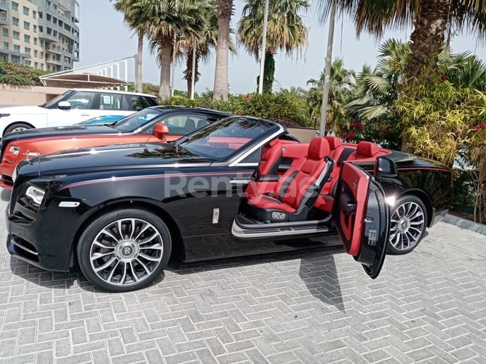 Abu Dabi'de kiralık Rolls Royce Dawn (Siyah), 2019