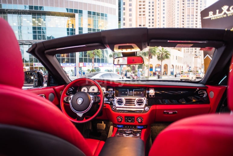 Abu Dabi'de kiralık Rolls Royce Dawn (Siyah), 2019