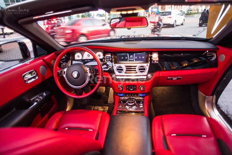 Abu Dabi'de kiralık Rolls Royce Dawn (Siyah), 2019
