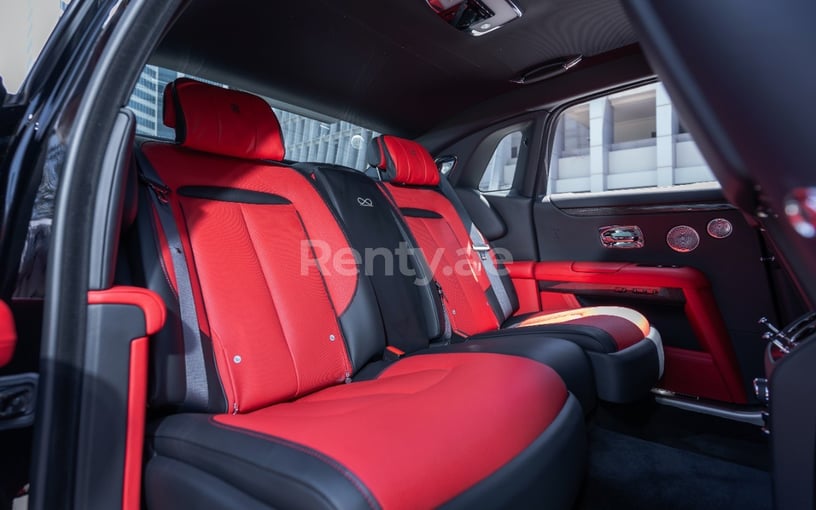 Rolls Royce Ghost Black Badge (Noir), 2022 &agrave; louer &agrave; Duba&iuml;