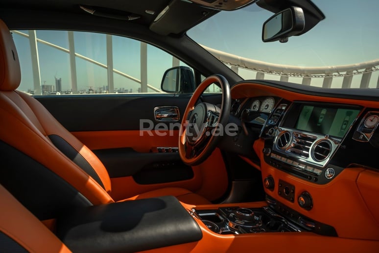Abu Dabi'de kiralık Rolls Royce Wraith G&uuml;m&uuml;ş tavan (Siyah), 2019