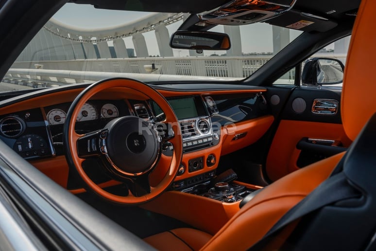 Abu Dabi'de kiralık Rolls Royce Wraith G&uuml;m&uuml;ş tavan (Siyah), 2019