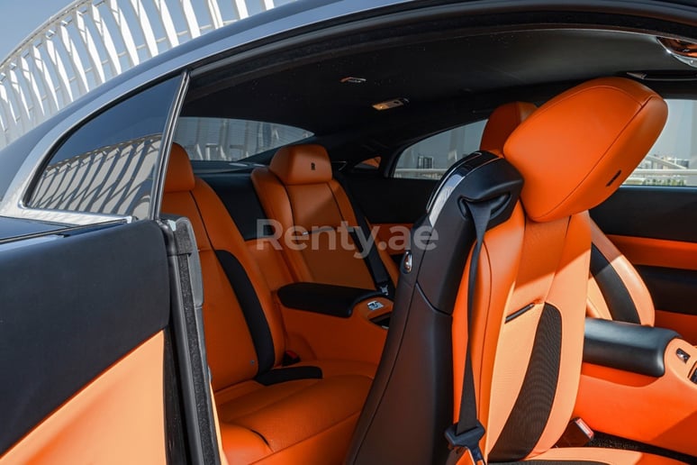 Abu Dabi'de kiralık Rolls Royce Wraith G&uuml;m&uuml;ş tavan (Siyah), 2019