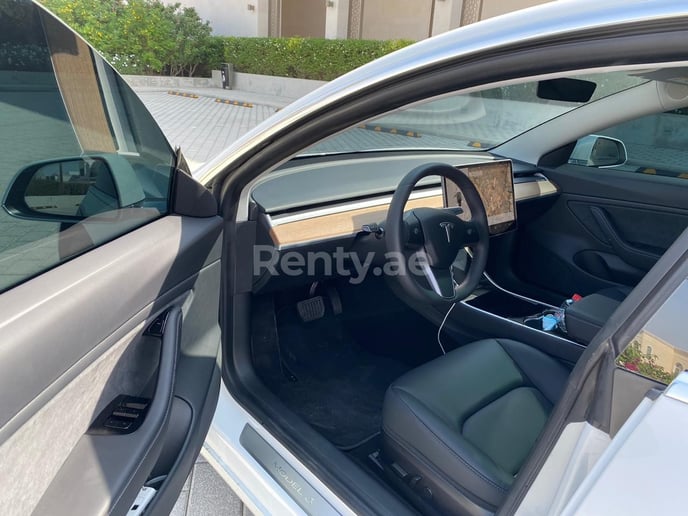 在迪拜 租 特斯拉Model 3 (白色), 2020