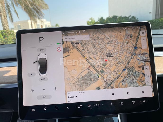 在迪拜 租 特斯拉Model 3 (白色), 2020