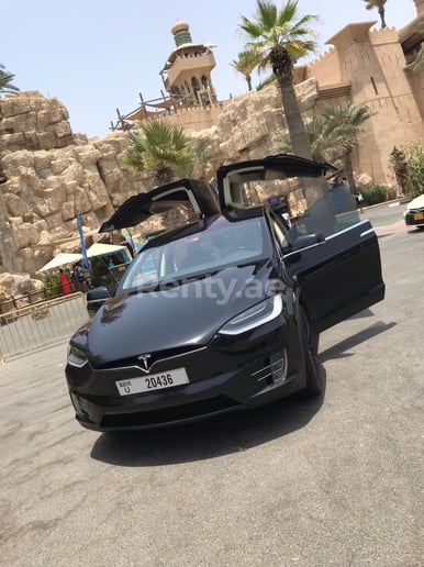 Tesla Model X (Negro), 2017 para alquiler en Dubai 4