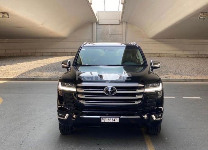 Toyota Land Cruiser (Nero), 2022 in affitto a Dubai